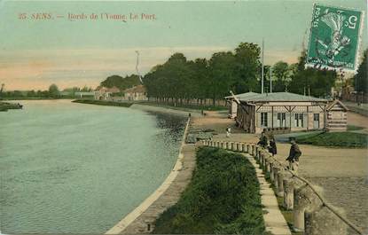 / CPA FRANCE 89 "Sens, bords de l'Yonne, le port"