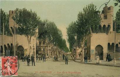 / CPA FRANCE 84 "Avignon, rue de la  République"