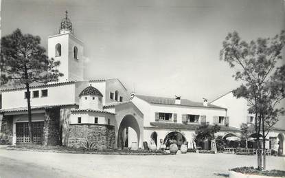 / CPSM FRANCE 83 "Les Issambres, village provençal, l'église et la place"