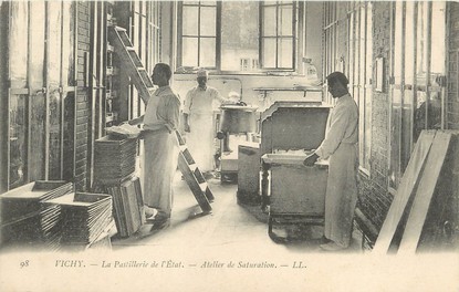 / CPA FRANCE 03 "Vichy, la pastillerie de l'état, atelier de Saturation "