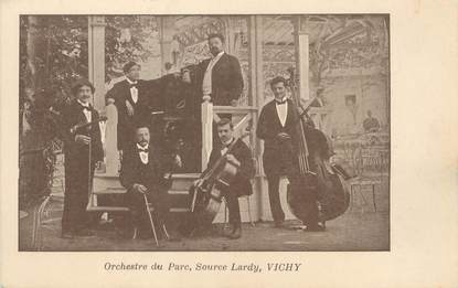 / CPA FRANCE 03  "Vichy, orchestre du parc, source Lardy"
