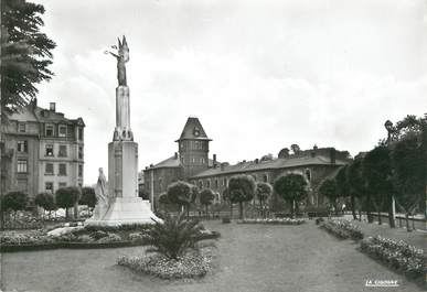 / CPSM FRANCE 57 "Sarreguemines, le monument aux morts et la gare"
