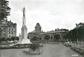 57 Moselle / CPSM FRANCE 57 "Sarreguemines, le monument aux morts et la gare"