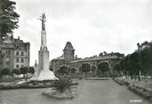 57 Moselle / CPSM FRANCE 57 "Sarreguemines, le monument aux morts et la gare"