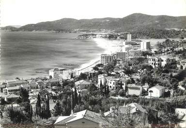 / CPSM FRANCE 83 "Le Lavandou, vue générale sur la plage, la pointe du Gouron"