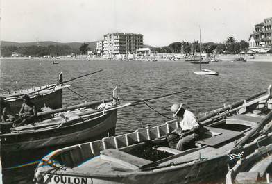 / CPSM FRANCE 83 "Le Lavandou, vue sur la plage"