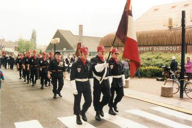 / CPSM FRANCE 59 "Beuvrage, défilé du 8 mai 1993" / POMPIERS