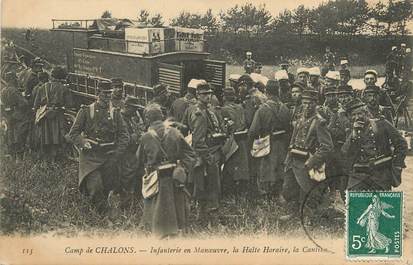 / CPA FRANCE 51 "Camp de Chalons, infanterie en manoeuvre" / MILITAIRES
