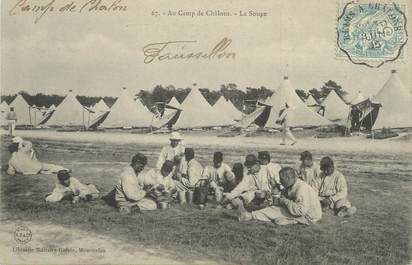 / CPA FRANCE 51 "Au Camp de Chalons, la soupe" / MILITAIRES