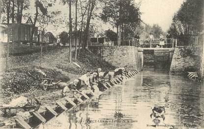 / CPA  FRANCE 03 "Lurcy Lévy, lavoir de la gare "