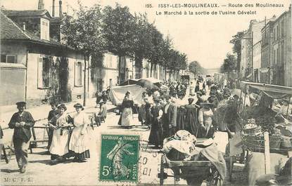 CPA FRANCE 92 "Issy les Moulineaux, rte des Moulineaux, le marché à la sortie de l'usine Gévelot"