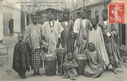 / CPA FRANCE 63 "Exposition de Clermont Ferrand, village noir, types Sénégalais"