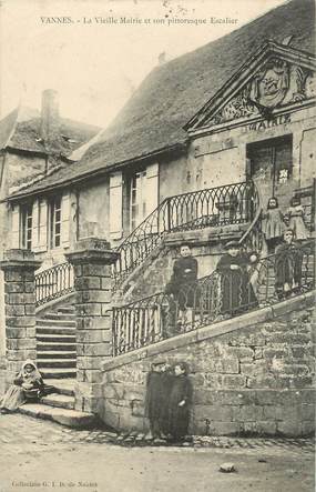 / CPA FRANCE 56 "Vannes, la vieille mairie et son pittoresque escalier"