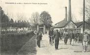 77 Seine Et Marne CPA FRANCE 77 "Tresmes, sortie de l'usine de Courtalin"