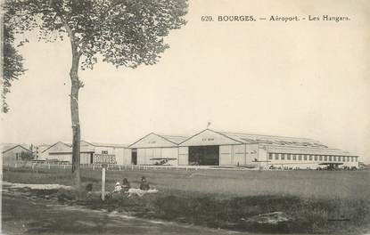 / CPA FRANCE 18 "Bourges, aéroport, les Hangars"
