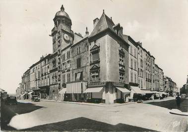 / CPSM FRANCE 63 "Riom, tour de l'Horloge et maison Renaissance"