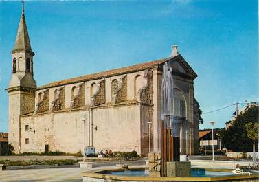 / CPSM FRANCE 84 "Morières Lès Avignon, la place de la liberté, l'église"