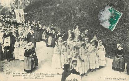 / CPA FRANCE 29 "Environs de Quimper, les jeunes filles portent la statue de la vierge à la procession"