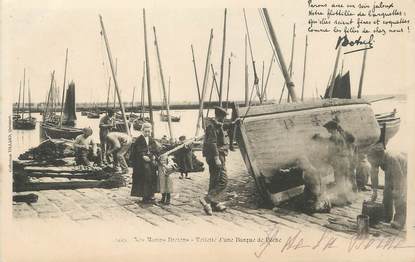 / CPA FRANCE 29 "Toilette d'une barque de pêche" / BOTREL