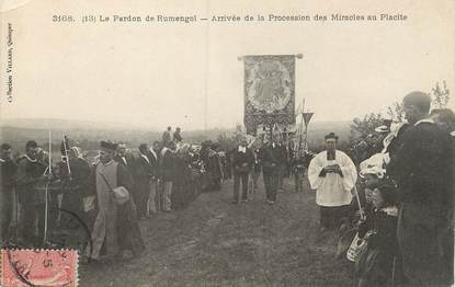 / CPA FRANCE 29 "Le Pardon de Rumengol, l'église, arrivée de la procession des miracles au placite"