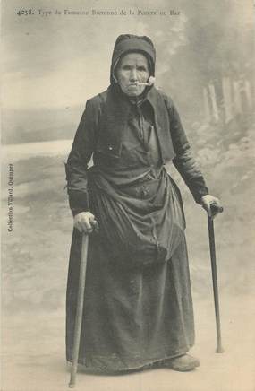 / CPA FRANCE 29 "La Pointe du Raz, type de fumeuse Bretonne"