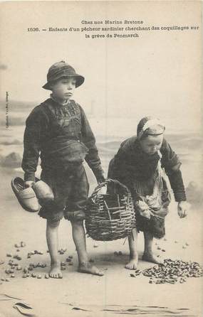 / CPA FRANCE 29 "Penmarch, enfants d'un pêcheur sardinier cherchant des coquillages" / FOLKLORE