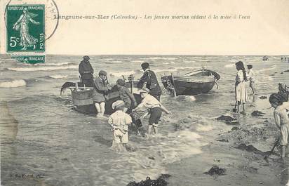 / CPA FRANCE 14 "Langrune sur Mer, les jeunes marins aident à la mise à l'eau"