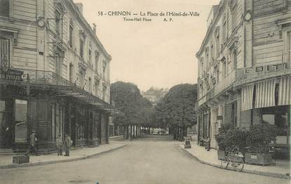 / CPA FRANCE 37 "Chinon, la place de l'hôtel de ville"