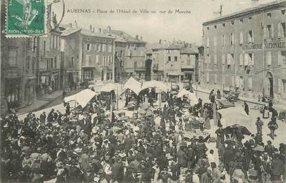 / CPA FRANCE 07 "Aubenas, place de l'hôtel de ville, un jour de marché"