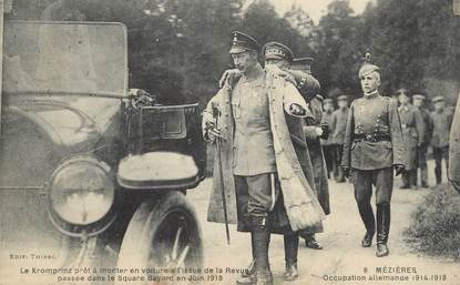 / CPA FRANCE 08 "Charleville Mézière, occupation allemande 1914-1918, le Komprinz prêt à monter en voiture" / MILITAIRE