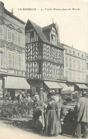 / CPA FRANCE 17 "La Rochelle, vieille maison place du marché"