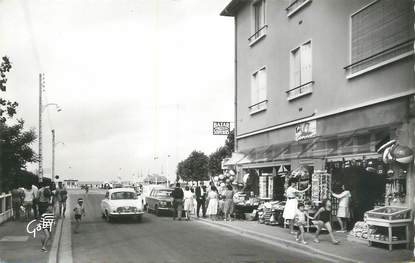 / CPSM FRANCE 14 "Ouistreham Riva Bella , avenue de la mer"