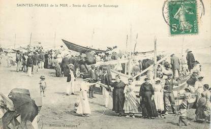 CPA FRANCE 13 "Saintes Maries de la Mer, sortie du Canot de sauvetage"