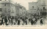 13 Bouch Du Rhone CPA FRANCE 13 "Tarascon, fêtes du 14 juillet, arrivée des taureaux sur le Cour National"