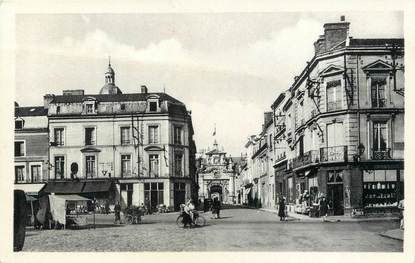 / CPA FRANCE 72 "La Flèche, place Henri IV et le Prytanée"