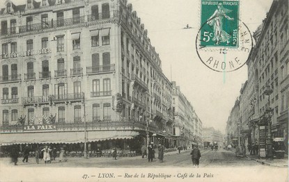 / CPA FRANCE 69 "Lyon, rue de la république, café de la Paix"