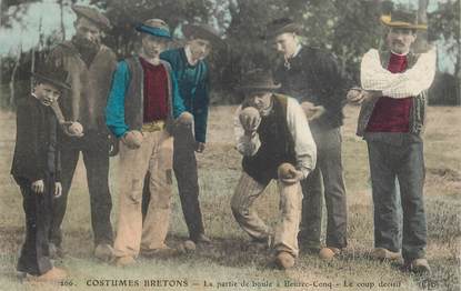 CPA FRANCE 29 "Costumes bretons, la partie de boule à Beuzec Conq"