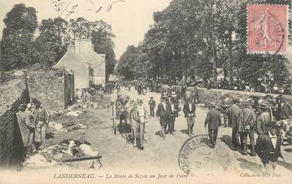 CPA FRANCE 29 "Landerneau, la route de Sizun un jour de Foire"