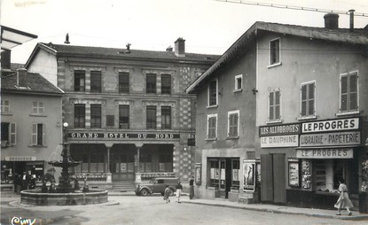 / CPSM FRANCE 38 "Saint Jean de Bournay, place de l'hôtel de ville et hôtel du Nord"