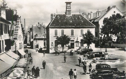 / CPSM FRANCE 38 "Villard de Lans, la place, l'hôtel de ville"