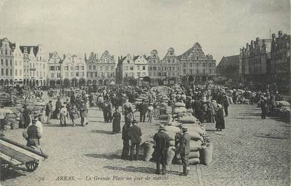 / CPA FRANCE 62 "Arras, la grande place un jour de marché"