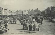 62 Pa De Calai / CPA FRANCE 62 "Arras, la grande place un jour de marché"