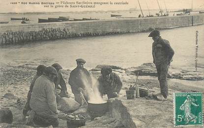 CPA FRANCE 29 "Saint Guénolé, Pêcheurs sardiniers mangeant la cautriade"