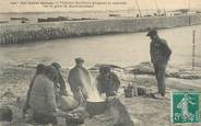 29 Finistere CPA FRANCE 29 "Saint Guénolé, Pêcheurs sardiniers mangeant la cautriade"