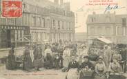 27 Eure CPA FRANCE 27 " La Neuve Lyre, la Place, un jour de marché"