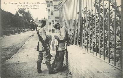 / CPA FRANCE 60 "Les Allemands à Clermont, un brin de causette" / MILITAIRES