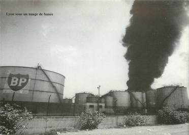 / CPSM FRANCE 69 "Lyon sous un nuage de fumée, incendie dans le secteur Shell"