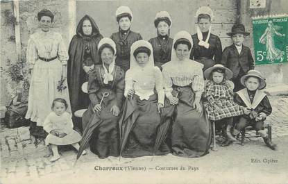 / CPA FRANCE 86 "Charroux, costumes du pays" / FOLKLORE