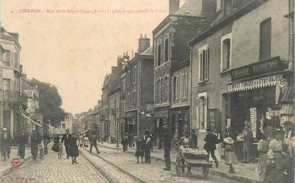 CPA FRANCE 18 "Vierzon, la rue de la République" / LIBRAIRIE