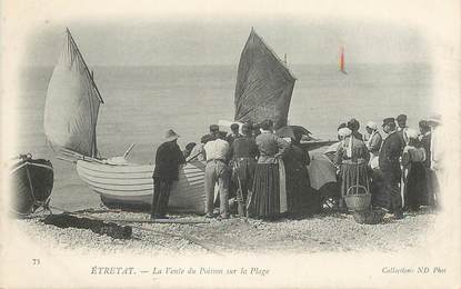 CPA FRANCE 76 " Etretat, la vente du poisson sur la plage"